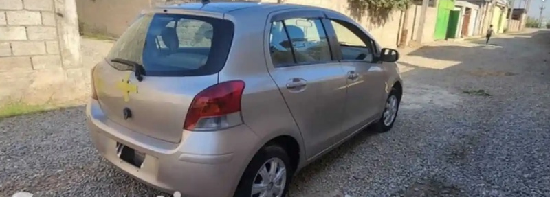 Стекла задних дверей не тонированные на Toyota Vitz